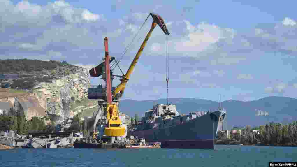 Утилізація великого протичовнового корабля «Керчь» Чорноморського флоту Росії біля пристані заводу «Чермет» в Інкермані