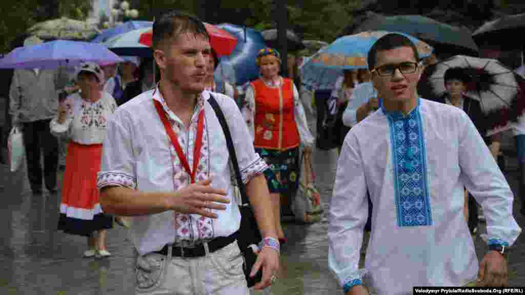 По словам одного из организаторов «Мегамарша в вышиванках» Сергея Викарчука (на фото слева), дождливая погода повлияла на количество участников мероприятия – их было меньше, чем ожидалось