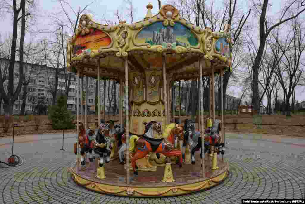 Парк Ювілейний, дитячий парк розваг, тут артканонаду чути ще ближче. За повідомленням Покровської ВЦА, у місті зараз залишилося близько 11,5 тисячі жителів, із них – 27 дітей. Нещодавно під час обстрілу одного з районів міста поранення отримав 3-місячний хлопчик