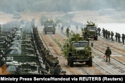 Військовослужбовці РФ переправляють техніку понтонним мостом через річку Ока під час спільних російсько-білоруських військових навчань «Захід-2021». Муром, Росія, 8 вересня 2021 року