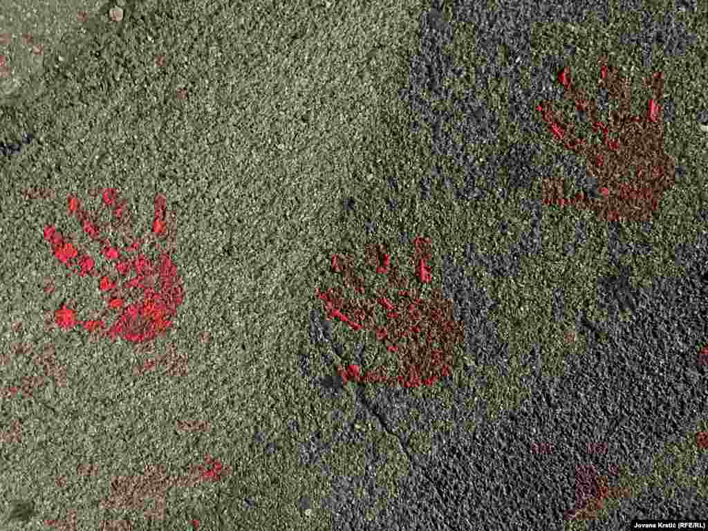 Predsednik Srbije Aleksandar Vučić poručio je 11. decembra da očekuje da se studenti vrate na nastavu jer su, kako je ocenio, njihovi zahtevi ispunjeni. U danu kada je najavio objavljivanje dokumentacije o Železničkoj stanici u Novom Sadu rekao je i da su svi privedeni studenti "pušteni na slobodu", te da je "zamolio" predsednicu parlamenta Anu Brnabić da stavi na dnevni red sednicu o smeni Vlade. Međutim,studenti odgovaraju da njihovi zahtevi nisu ispunjeni i ne odustaju od blokada. (Otisci krvavih ruku tokom blokade Varadinskog mosta u Novom Sadu, 8. decembra 2024.)  