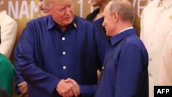 Рукопожатие на фоне санкций. Дональд Трамп и Владимир Путин на открытии саммита АТЭС в Дананге, Вьетнам, 10 ноября 2017,