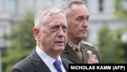 Министр обороны США Джеймс Мэттис (на первом плане) делает заявление перед журналистами у Белого дома. 3 сентября 2017