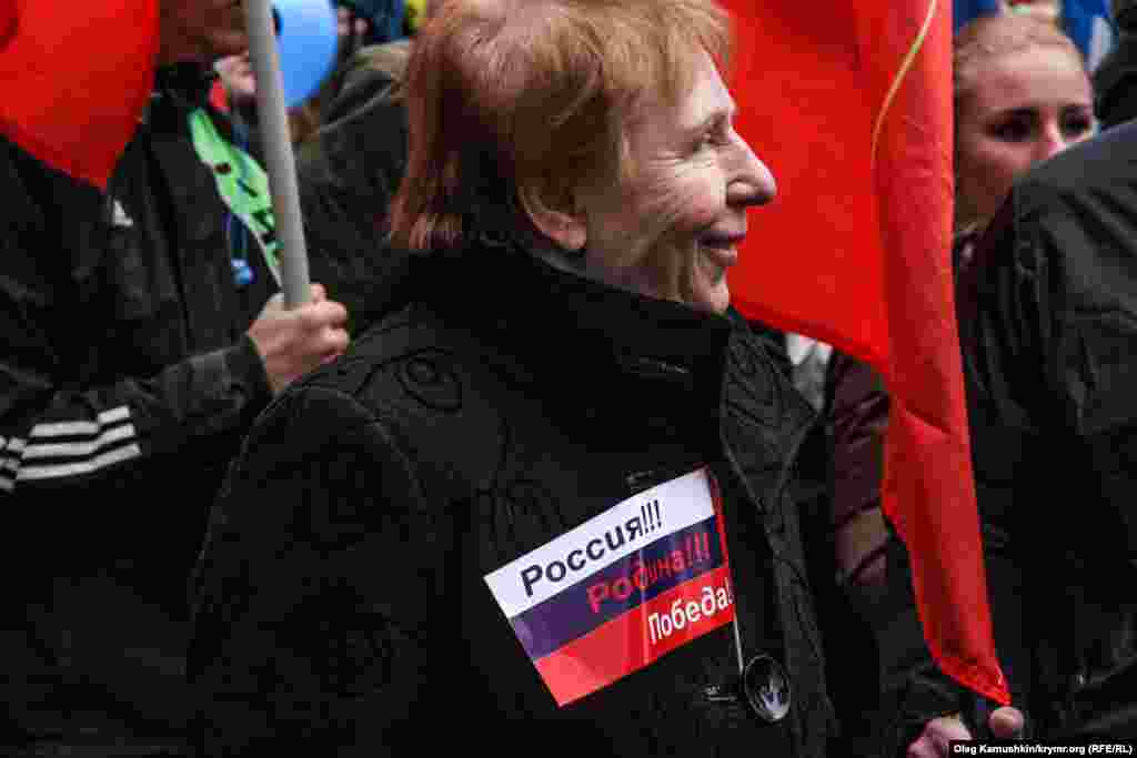 Многие участники митинга были с российской символикой на одежде 