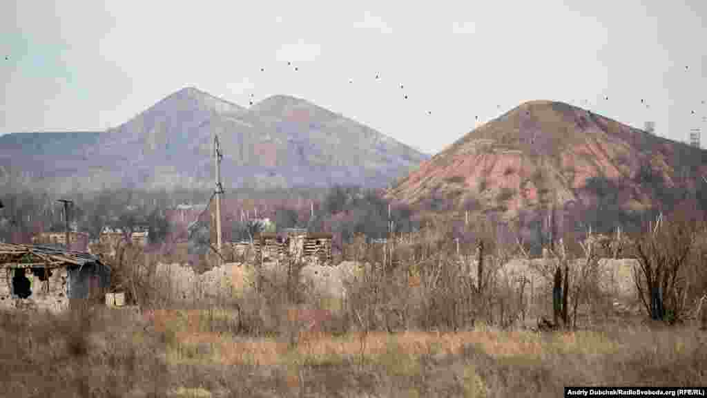 Між позиціями українських вояків та позиціями противника – «сіра зона». Тут все суцільно заміновано піхотними мінами та розтяжками. Зроблено це, аби бойові групи противника не могли швидко і непомітно наблизитися до позицій. Мінують цю територію обидві сторони