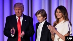 Избранный президент США Дональд Трамп со своим сыном Бэрроном и женой Меланией на митинге после объявления результа выборов