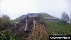 Рухнувший памятник подводникам в Лиинахамари