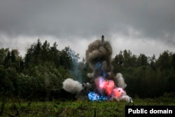 Система «Іскандер» запускає ракету з трубчастим пуском під час військових навчань під Санкт-Петербургом у 2017 році