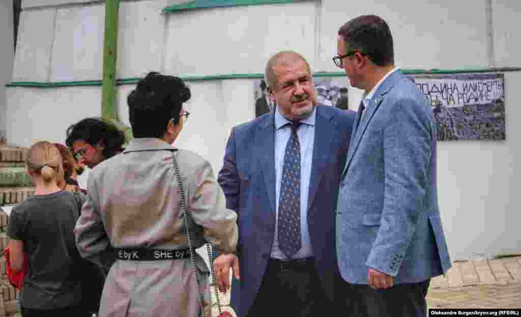 На выставке присутствовали постоянный представитель президента Украины в АР Крым и городе Севастополе Антон Кориневич, заместитель постоянного представителя президента Украины в АР Крым и городе Севастополе Тамила Ташева и глава Меджлиса крымскотатарского народа Рефат Чубаров