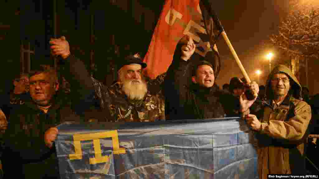 Біля будівлі Адміністрації президента України в Києві зібралися близько півсотні осіб, представників кримськотатарського народу, які побоюються розгону акції по блокаді Криму в Херсонській області, 21 листопада 2015