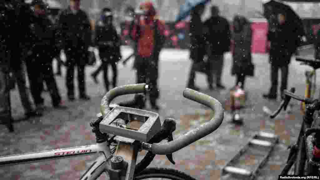 Саме через це велосипедна спільнота Києва влаштувала під КМДА пікет під гаслом «Не дамо закатати велокультуру в асфальт!»