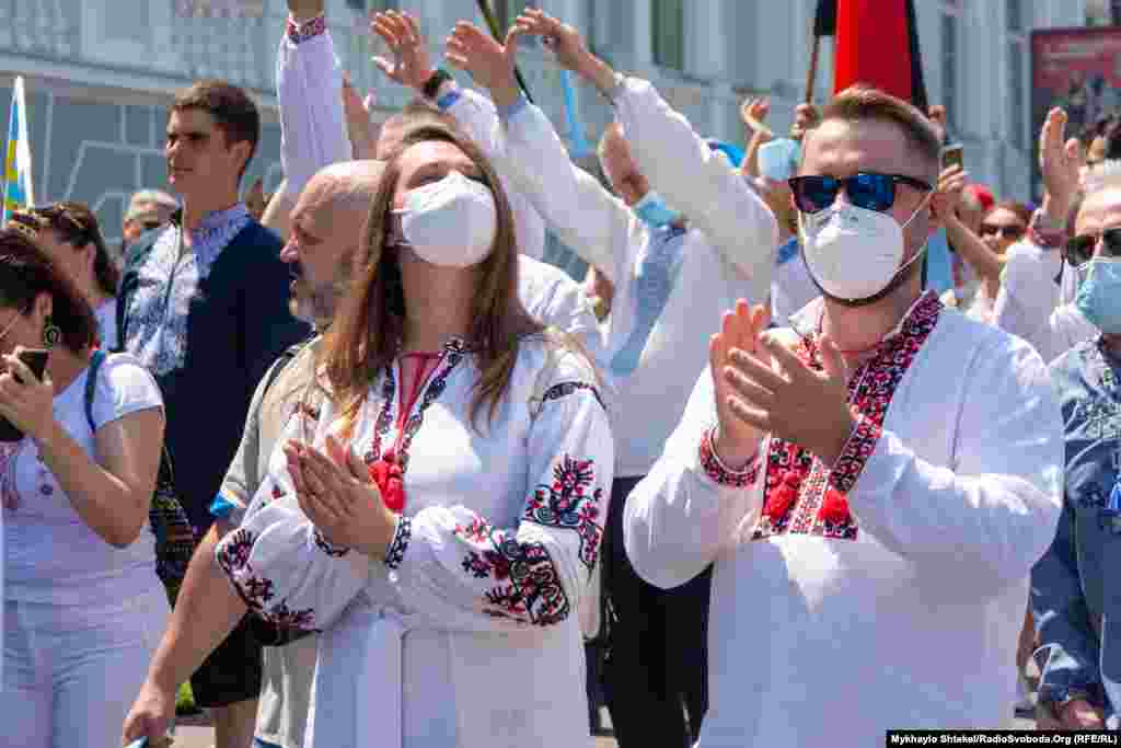 Організатори закликали дотримуватись карантинних норм – на марші роздавали захисні маски, а дехто приходив у своєму респіраторі