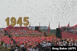 პეკინის აღლუმის მონაწილეებმა ათასობით თეთრი მტრედი გაუშვეს ცაში.