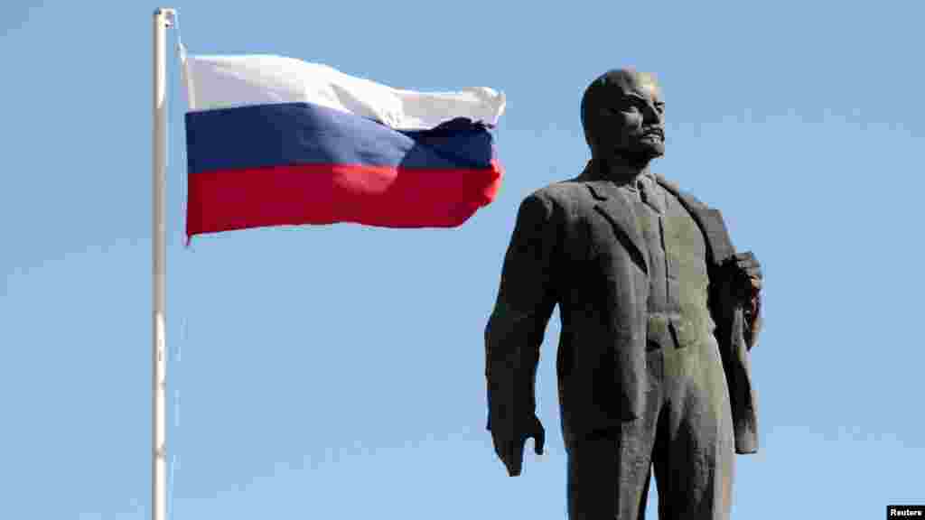 Бахчисарайский Ленин и российский триколор – символ Российской республики и Белого движения. В Крыму под властью современной путинской России сочетается несочетаемое 