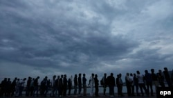 Беженцы из стран Ближнего Востока в очереди за едой. Остров Лесбос, Греция. Октябрь 2015 года