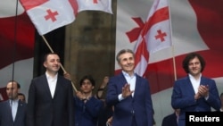 გარეკანის ფოტოზე: ირაკლი ღარიბაშვილი, ბიძინა ივანიშვილი და ირაკლი კობახიძე