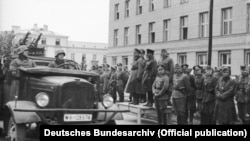 Спільний парад Вермахту і Червоної армії у Бресті 22 вересня 1939 року після вторгнення на територію Польщі військ Німеччини та СРСР. На трибуні (зліва направо): генерал-лейтенант Моріц фон Вікторін, генерал танкових військ Гайнц Гудеріан і комбриг Семен Кривошеїн