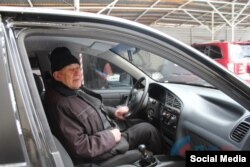 Lanos від так званої «генпрокуратури» угруповання «ЛНР» для борця з бандерівцями. Федір Чернецький за кермом подарованої йому автівки. Фото «ЛуганськІнформЦентр»