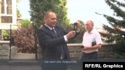 Одни з учасників зустрічі на ганку Офісу президента фотографує колегу