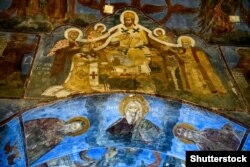 У верхній частині ктиторська фреска із зображенням Петра Могили (1596–1647)