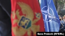 Прапори Чорногорії та НАТО під час спільних військових навчань, жовтень 2016 року