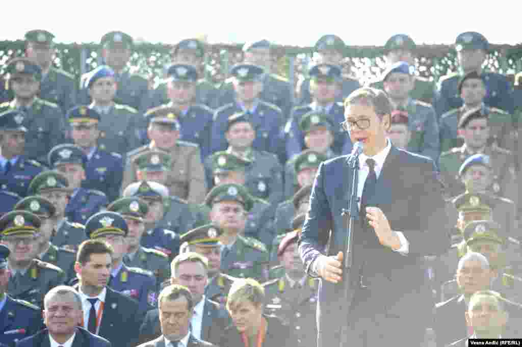 Predsednik Srbije drži govor na vojnoj paradi "Sloboda 2019"
