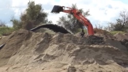 В Керчи добывают токсичный песок (видео) В Керчи добывают токсичный песок (видео)