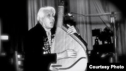 Андрій Бобир на одному з концертів (фото з фондів сільської Ради села Ничипорівки)