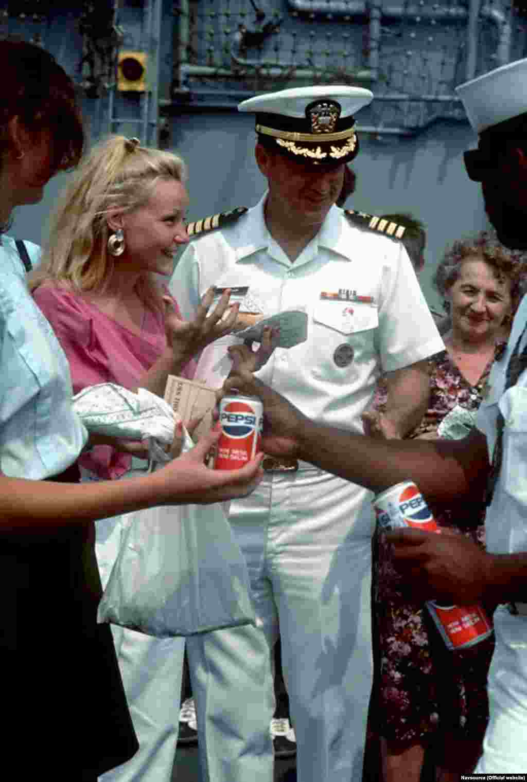 А на набережній тривав жвавий «change» – міняли і продавали все, що можливо було в тих умовах – головні убори, значки, жуйку, колу в бляшанках, сигарети-на-цигарки та інші дрібниці