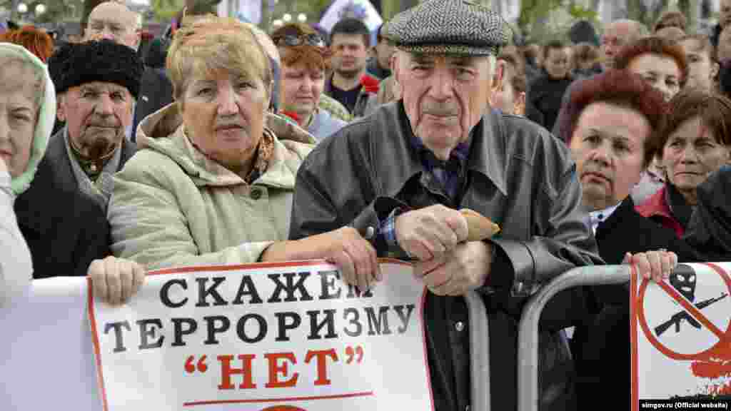 Митинг «Крымчане против терроризма» в Симферополе. Собравшиеся почтили память погибших в теракте в метро российского Санкт-Петербурга, 8 апреля 2017 года