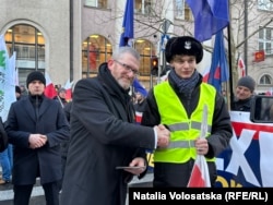 Ґжеґож Браун, один з лідерів антиукраїнської партії «Конфедерація» (праворуч) на протесті фермерів. Варшава, 3 січня 2025 року