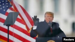 Дональд Трамп выступает на митинге у Белого дома, после чего часть участников митинга направилась к Капитолию, 6 января 2021 года