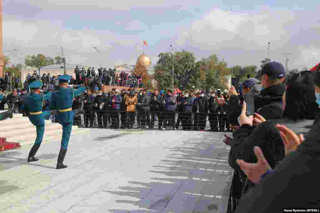 Опівдні на площі біля щогли державного прапора змінилася почесна варта, глядачі аплодували