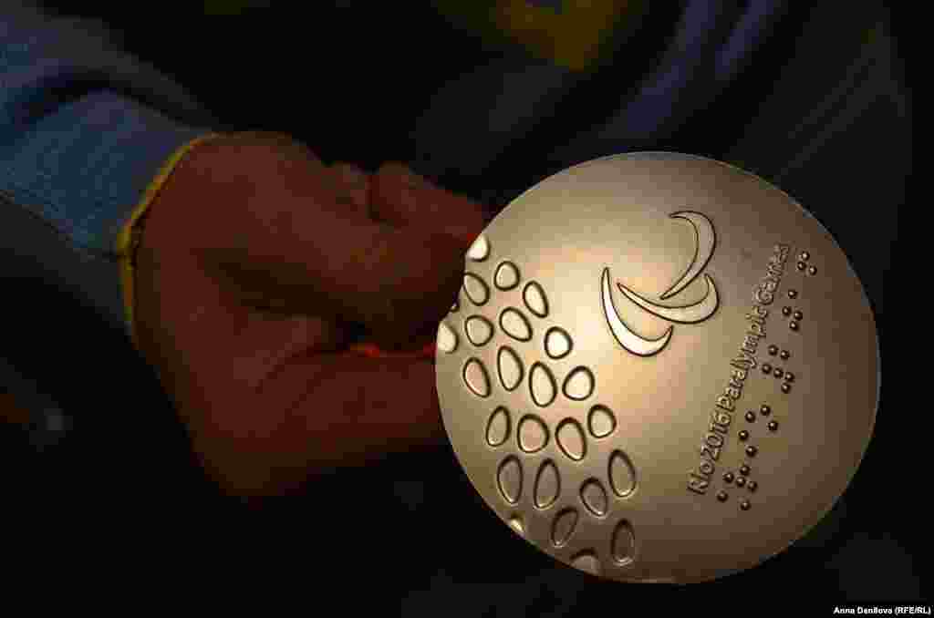 Крымчанин Дмитрий Соловей стал серебряным призером по дзюдо паралимпиады в Рио-де-Жанейро, 5 октября Спортсмен живет и тренируется в Киеве, 15 лет занимается дзюдо, и это его вторая олимпийская награда, золотую медаль он получил на лондонских играх 2012 года. Дмитрий Соловей отметил, что уже три года не ездил в Крым, хотя в Керчи у него остались родные.