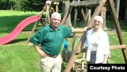 Боб и Кэрен Карр. Когда внуки долго не приезжают, садимся на качели сами.