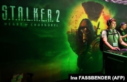 Архівна світлина. Відвідувачі грають Stalker 2 на стенді Xbox під час виставки відеоігор Gamescom у Кельні, Німеччина, 23 серпня 2023 року