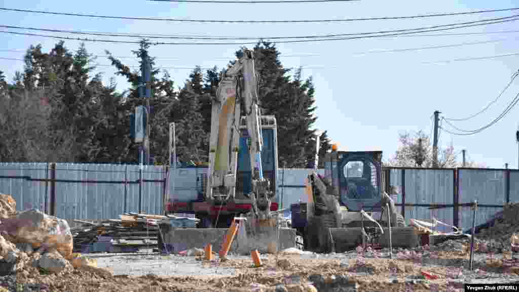 Строительная техника простаивает у забора 