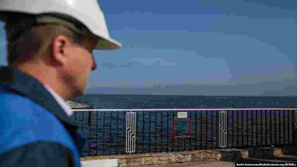 Київська ГАЕС балансує енергосистему: вона накопичує воду у «верхньому» водосховищі, коли в Україні є надлишок електроенергії й спускає її, виробляючи електроенергію, коли її не вистачає