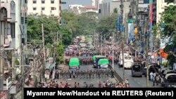 Демонстрация в Янгоне 6 февраля 2021 года против военной администрации, пришедшей к власти в Мьянме в результате переворота