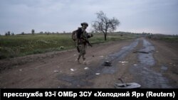 Ілюстраційне фото. Український військовий поруч із уламками російського дрона-камікадзе на Донеччині, травень 2025 року