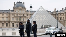 Поліцейські поблизу Лувра, Париж, 19 жовтня 2025 року