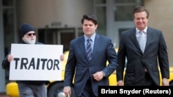 Подія сталась, коли Манафорт та його юристи залишали будівлю суду