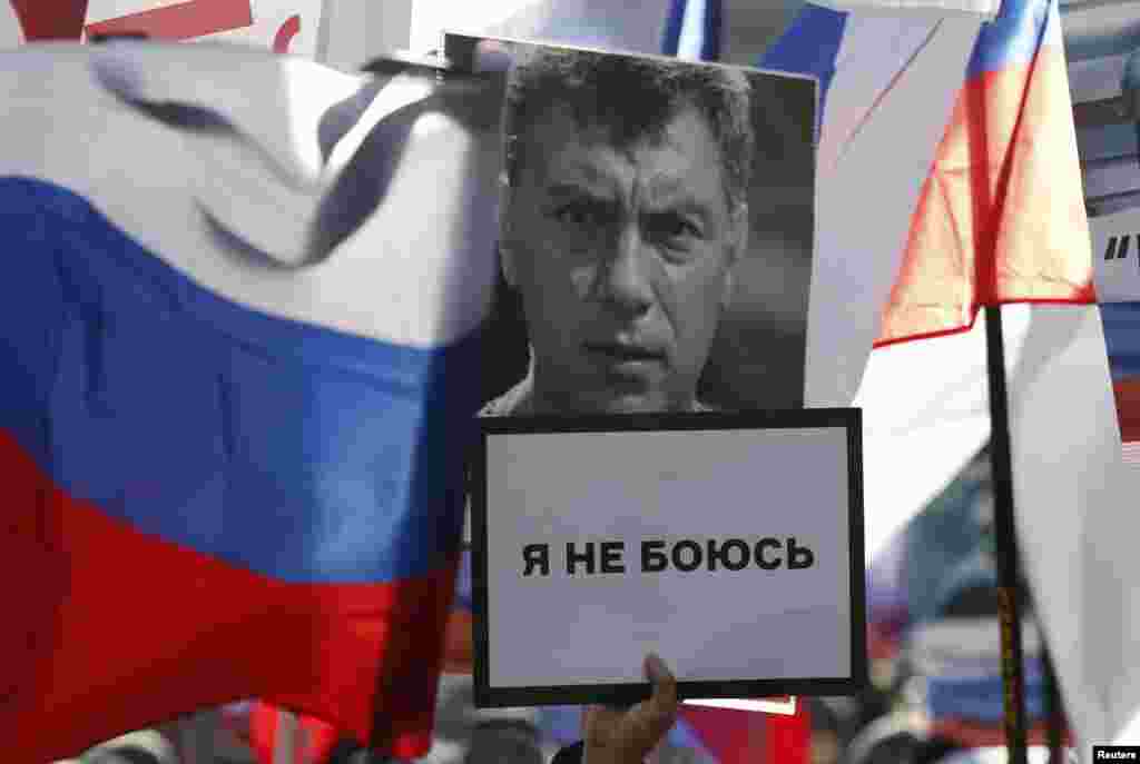 Опозиціонер Борис Нємцов, один із символів антипутінського протестного руху в Росії, був убитий в центрі Москви в лютому 2015 року. За його вбивство відбувають покарання п'ятеро уродженців Чечні, але адвокати, які представляють інтереси родини Нємцова, неодноразово заявляли, що замовник злочину так і не названий. Влада президента Володимира Путіна не дає можливості провести повноцінне розслідування. Вбивство опозиційного політика викликало серію протестів по всій Росії: їхнім основним гаслом стало «Я не боюся»