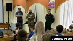 Кирилл Чеусов (в центре) на встрече с воспитанниками детского дома