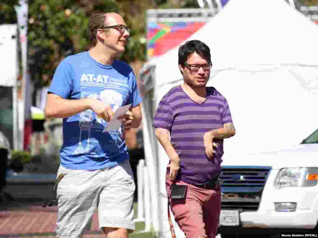 Отец гуляет с сыном в Южно-Калифорнийском университете, где проходят соревнования Спецолимпиады  