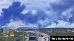 Dim iznad vazduhoplovne baze Belaja u Irkutsku, Rusija, nakon napada ukrajinskih dronova, 1. juna 2025.