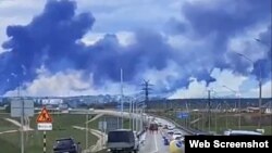 Дым от горящих самолетов на авиабазе «Белая» в Иркутской области России