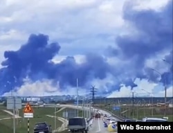 Дим від літаків, що горять, на авіабазі «Біла» в Іркутській області