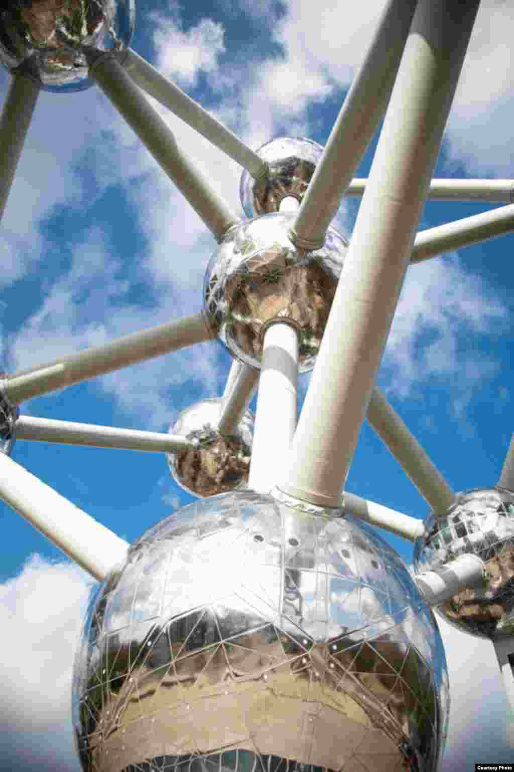 Атомиум. Молекулу железа увеличили для Всемирной выставки 1958 года в 165 миллионов раз 