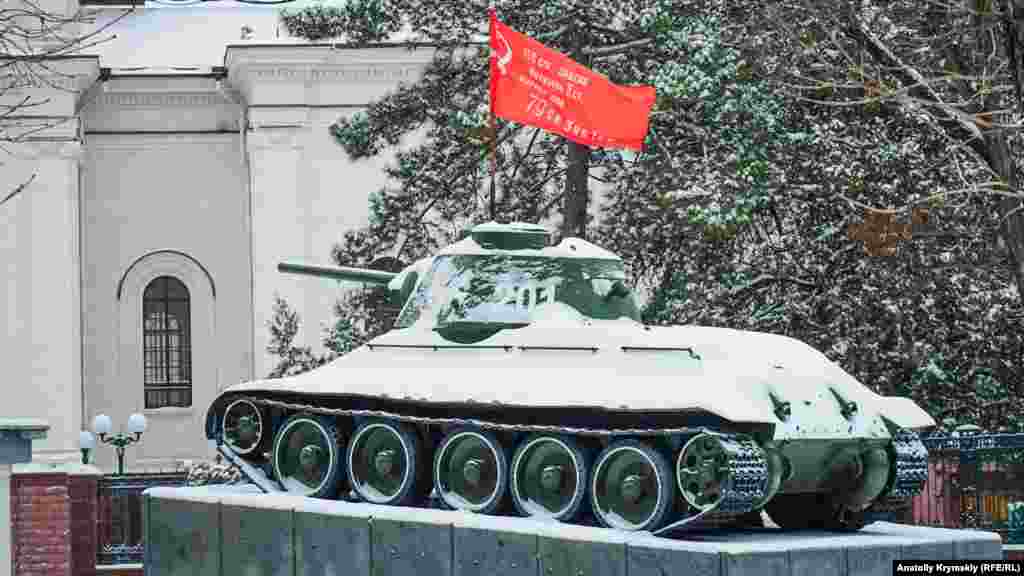 «Тридцатичетверка» в сквере Победы